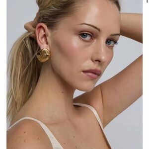 Heaven Mayhem Tabi Gold Earrings